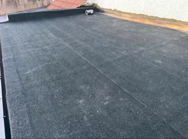 A finished mineral felt flat roof