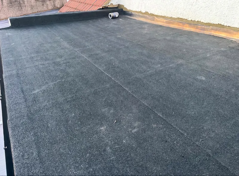 A finished mineral felt flat roof
